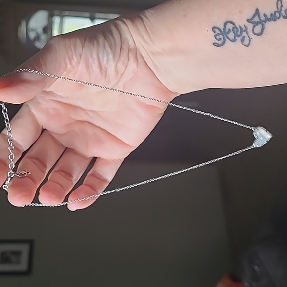 Kendra Scott Ari Mother of Pearl necklace silver rhodium plated Like New NWOT !! - Picture 5 of 8